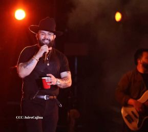 Carín León en concierto en el Estadio Soberanía