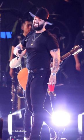 Carín León en concierto en el Estadio Soberanía