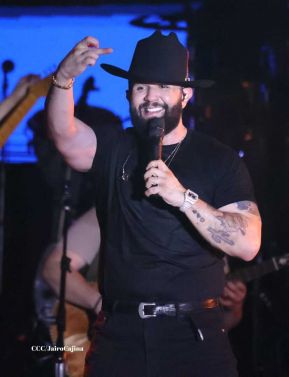 Carín León en concierto en el Estadio Soberanía