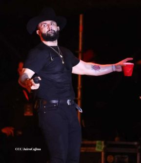 Carín León en concierto en el Estadio Soberanía