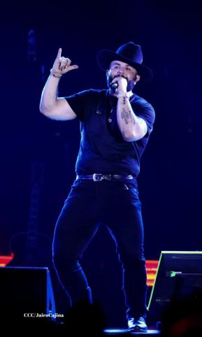 Carín León en concierto en el Estadio Soberanía