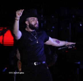 Carín León en concierto en el Estadio Soberanía