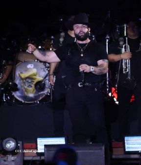 Carín León en concierto en el Estadio Soberanía