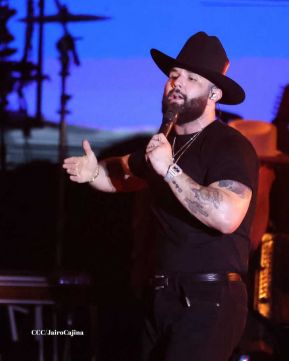 Carín León en concierto en el Estadio Soberanía