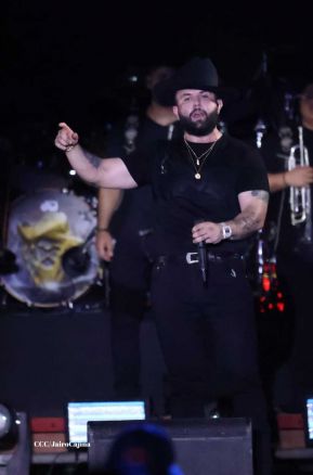 Carín León en concierto en el Estadio Soberanía