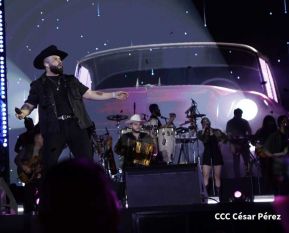 Carín León en concierto en el Estadio Soberanía