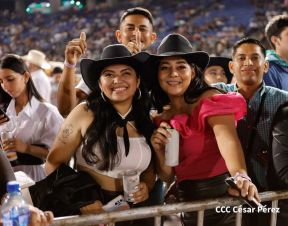 Carín León en concierto en el Estadio Soberanía