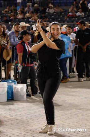 Carín León en concierto en el Estadio Soberanía