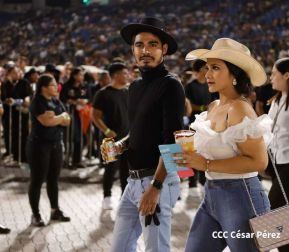 Carín León en concierto en el Estadio Soberanía