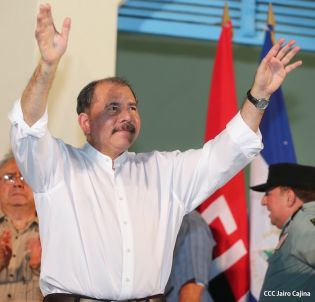 Daniel y Rosario rinden homenaje a Sandino en su aniversario natal