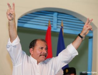 Daniel y Rosario rinden homenaje a Sandino en su aniversario natal