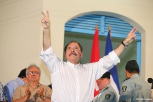 Daniel y Rosario rinden homenaje a Sandino en su aniversario natal