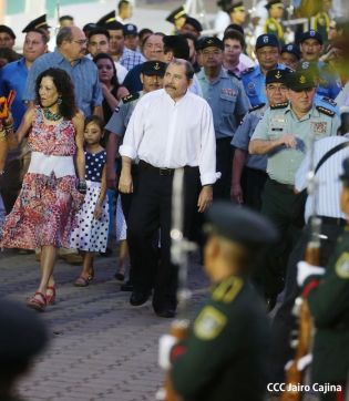 Daniel y Rosario rinden homenaje a Sandino en su aniversario natal