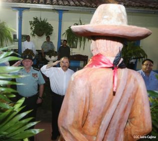 Daniel y Rosario rinden homenaje a Sandino en su aniversario natal