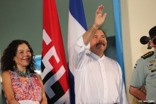 Daniel y Rosario rinden homenaje a Sandino en su aniversario natal