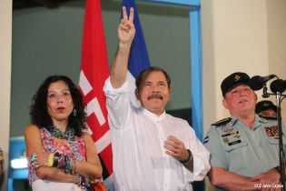 Daniel y Rosario rinden homenaje a Sandino en su aniversario natal