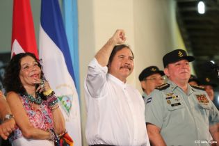 Daniel y Rosario rinden homenaje a Sandino en su aniversario natal