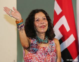 Daniel y Rosario rinden homenaje a Sandino en su aniversario natal