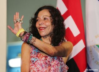 Daniel y Rosario rinden homenaje a Sandino en su aniversario natal