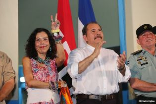 Daniel y Rosario rinden homenaje a Sandino en su aniversario natal