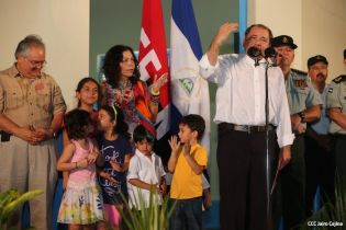 Daniel y Rosario rinden homenaje a Sandino en su aniversario natal