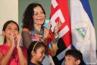 Daniel y Rosario rinden homenaje a Sandino en su aniversario natal