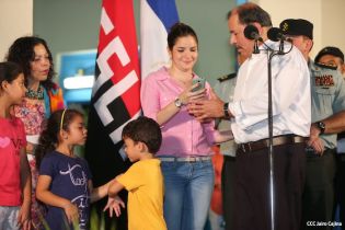 Daniel y Rosario rinden homenaje a Sandino en su aniversario natal