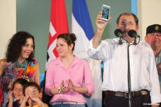 Daniel y Rosario rinden homenaje a Sandino en su aniversario natal