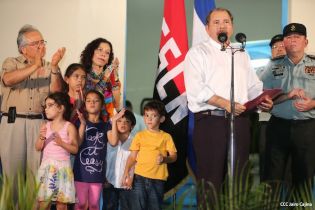 Daniel y Rosario rinden homenaje a Sandino en su aniversario natal