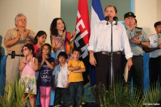Daniel y Rosario rinden homenaje a Sandino en su aniversario natal