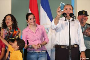 Daniel y Rosario rinden homenaje a Sandino en su aniversario natal