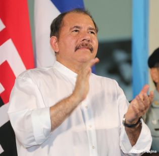 Daniel y Rosario rinden homenaje a Sandino en su aniversario natal