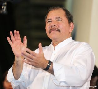 Daniel y Rosario rinden homenaje a Sandino en su aniversario natal