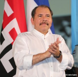 Daniel y Rosario rinden homenaje a Sandino en su aniversario natal