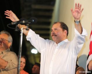 Daniel y Rosario rinden homenaje a Sandino en su aniversario natal