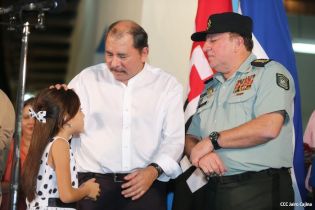 Daniel y Rosario rinden homenaje a Sandino en su aniversario natal