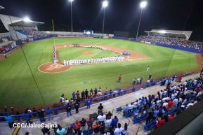 Familias disfrutan de inauguración del Estadio Roberto Clemente de Masaya