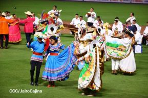 Familias disfrutan de inauguración del Estadio Roberto Clemente de Masaya