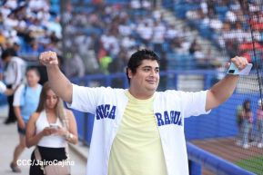 Familias disfrutan de inauguración del Estadio Roberto Clemente de Masaya
