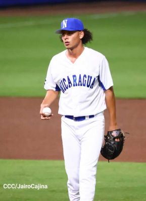 Familias disfrutan de inauguración del Estadio Roberto Clemente de Masaya
