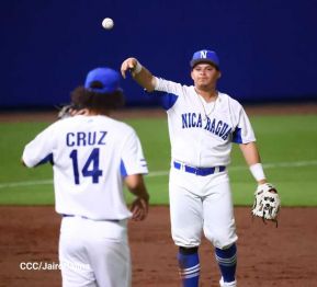 Familias disfrutan de inauguración del Estadio Roberto Clemente de Masaya