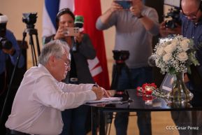 Firma de libro de condolencias en Nicaragua por las víctimas del atentado terrorista en Rusia