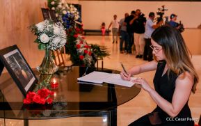 Firma de libro de condolencias en Nicaragua por las víctimas del atentado terrorista en Rusia