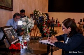 Firma de libro de condolencias en Nicaragua por las víctimas del atentado terrorista en Rusia