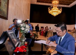 Firma de libro de condolencias en Nicaragua por las víctimas del atentado terrorista en Rusia