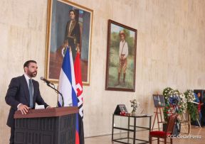 Firma de libro de condolencias en Nicaragua por las víctimas del atentado terrorista en Rusia