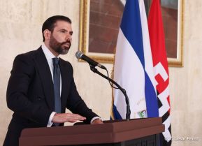 Firma de libro de condolencias en Nicaragua por las víctimas del atentado terrorista en Rusia