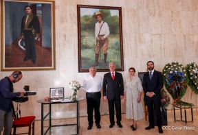 Firma de libro de condolencias en Nicaragua por las víctimas del atentado terrorista en Rusia