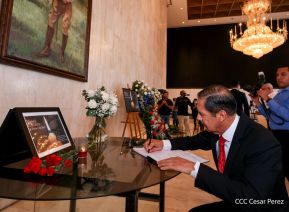 Firma de libro de condolencias en Nicaragua por las víctimas del atentado terrorista en Rusia