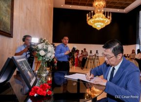 Firma de libro de condolencias en Nicaragua por las víctimas del atentado terrorista en Rusia
